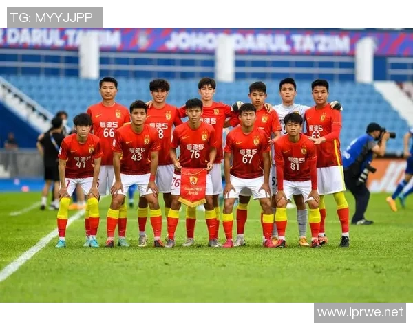 竞技足球:从战术创新到球员心理调适,全面解析现代足球发展趋势